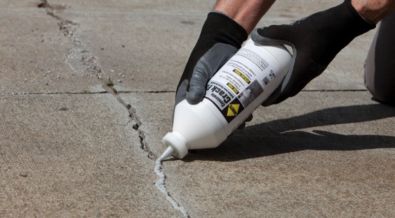Fixing concrete crack with Sakrete